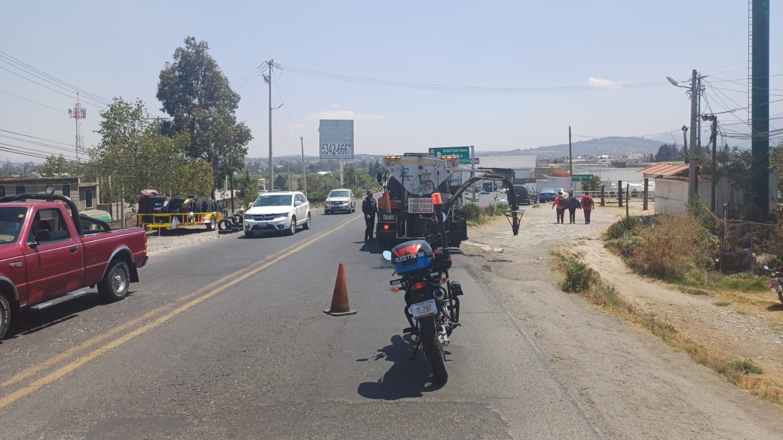 Implementa Policía de Apizaco operativo de vialidad por bacheo en la salida a Huamantla